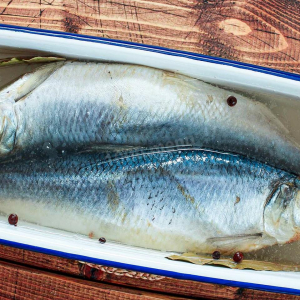 Как засолить сельдь в домашних условиях: получается намного вкуснее магазинной